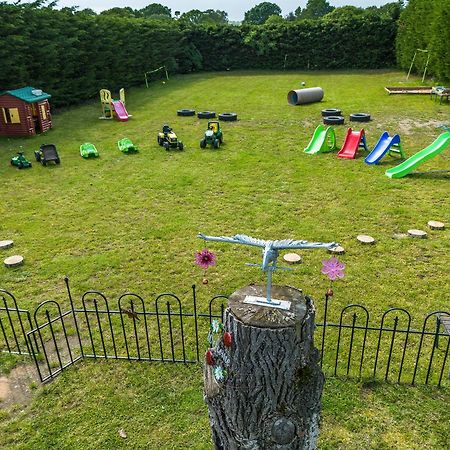 Upside Down House: Quirky Retreat Near Sherwood Forest Nottingham Exterior photo