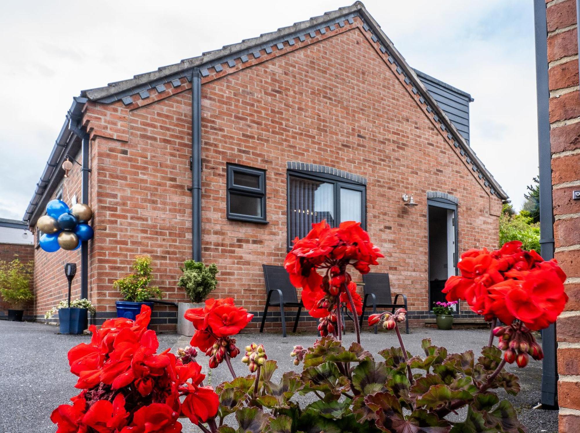 Upside Down House: Quirky Retreat Near Sherwood Forest Nottingham Exterior photo