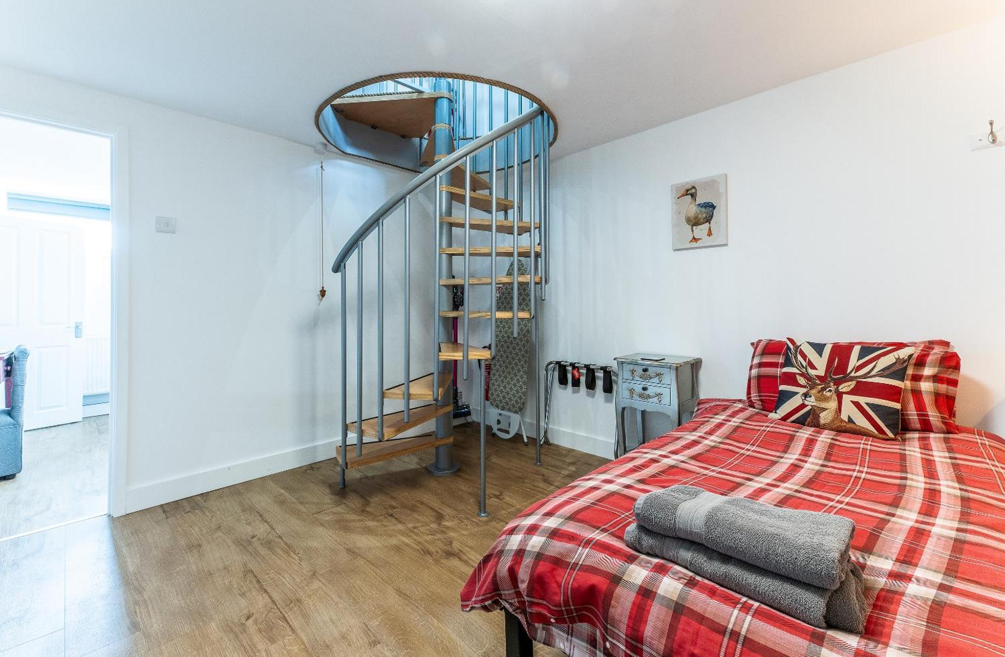 Upside Down House: Quirky Retreat Near Sherwood Forest Nottingham Exterior photo