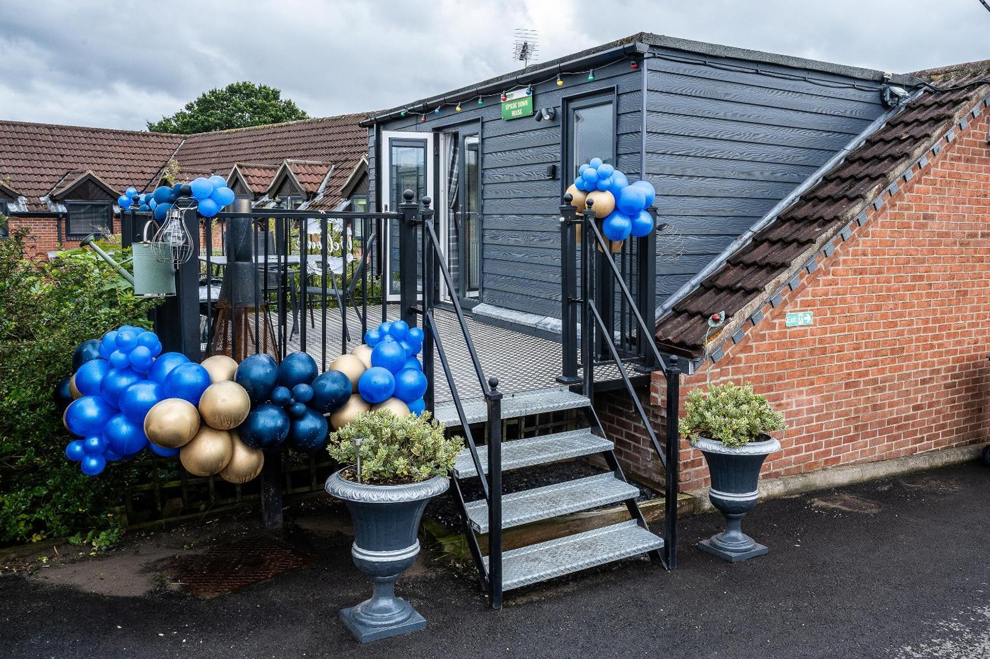 Upside Down House: Quirky Retreat Near Sherwood Forest Nottingham Exterior photo